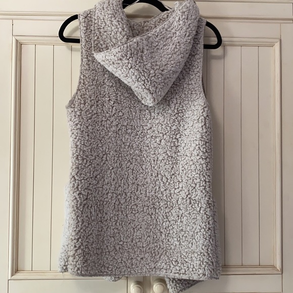 NWT Hooded Sherpa Vest - Picture 4 of 4